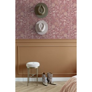 ESTAhome Vliestapete mit Aubergineviolett Blumenmuster in Vintage-Optik an einer Wand mit Holzpaneel.