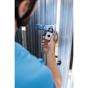 Mann öffnet Tür mit elektronischem Abus Vorhängeschloss Everox One 61/45.