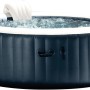 Intex PureSpa Plus aufblasbarer Whirlpool mit Kopfstützen und blauer Außenwand.