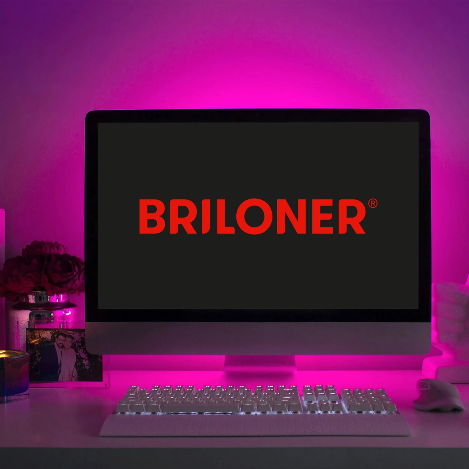 Briloner LED-Streifen Flexband 3m, mehrfarbig, hinter einem Monitor angebracht.