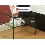 Transparenter Glas-Nachttisch Stileos mit zwei Ablagen auf Holzfußboden. Modernes Design für Schlafzimmer.