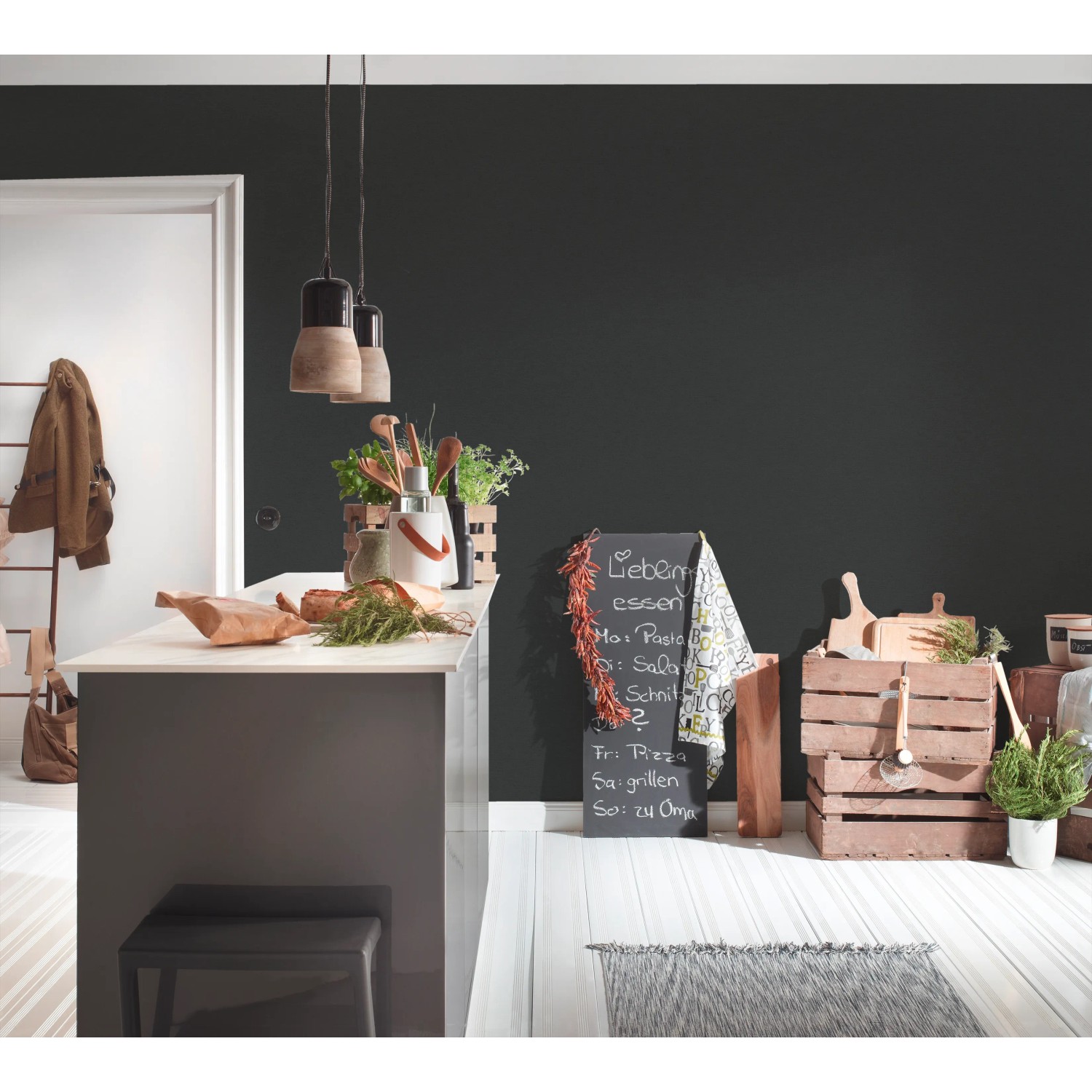 Schwarze Vliestapete Uni von Trendwall 2 im modernen Küchendesign.