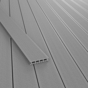 Kovalex WPC Terrassendiele, matt grau, Meterware. Detailaufnahme der Dielenstruktur.