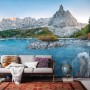 Komar Fototapete Vlies Alpine Treasure mit Bergsee-Motiv, ideal für Wohn- und Schlafräume.