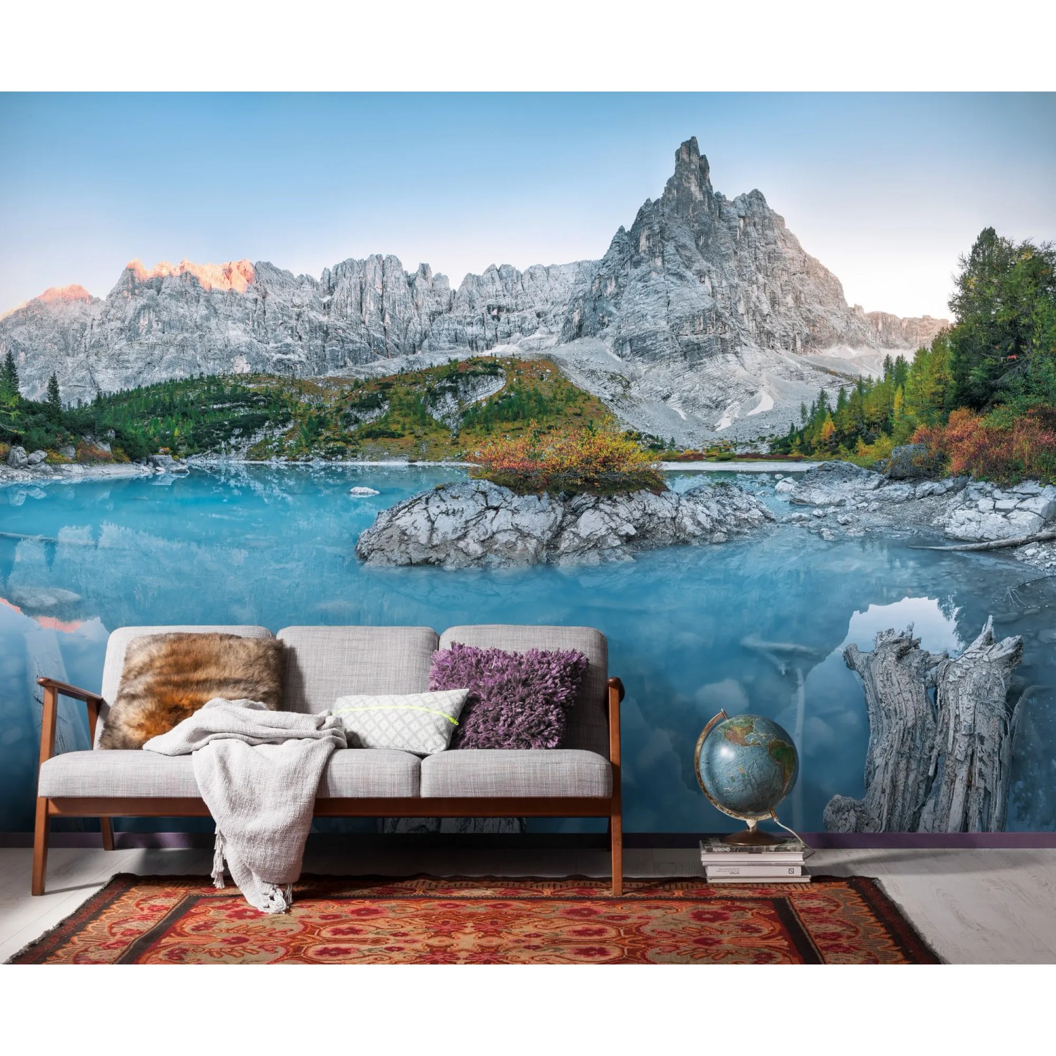 Komar Fototapete Vlies Alpine Treasure mit Bergsee-Motiv, ideal für Wohn- und Schlafräume.