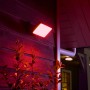 Philips Hue Discover LED-Wandlampe mit farbigem Licht an Hauswand, rot beleuchtet.