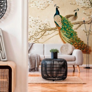 Fototapete mit Vogelmuster in Beige, Weiß, Orange und Grün im Wohnzimmer.