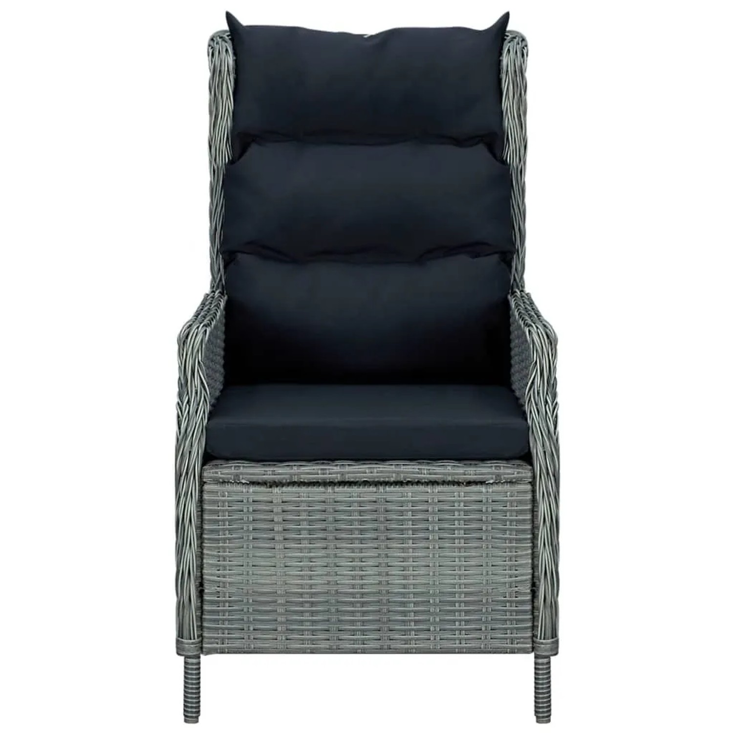 Verstellbarer, hellgrauer Rattan Gartensessel mit Fußhocker und schwarzen Polstern.