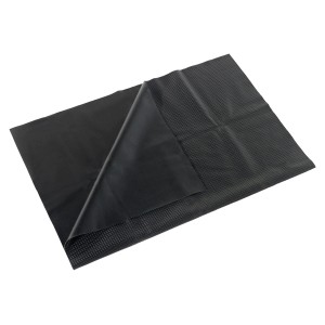 Schwarze OBI Antirutschmatte für den Kofferraum, 120x90 cm, aus Gummi.