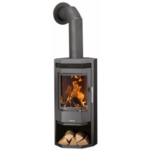 Justus Usedom 5 Kaminofen aus Stahl, 5 kW, mit Holzscheiten im Lagerfach.