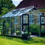 Juliana Gewächshaus Premium 10 Alu mit geöffneten Türen im Garten.