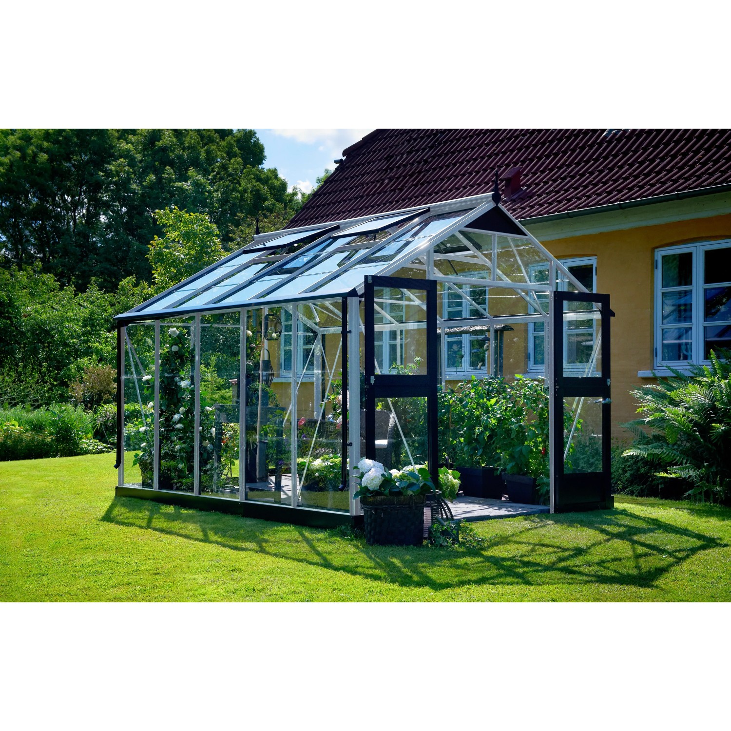 Juliana Gewächshaus Premium 10 Alu mit geöffneten Türen im Garten.