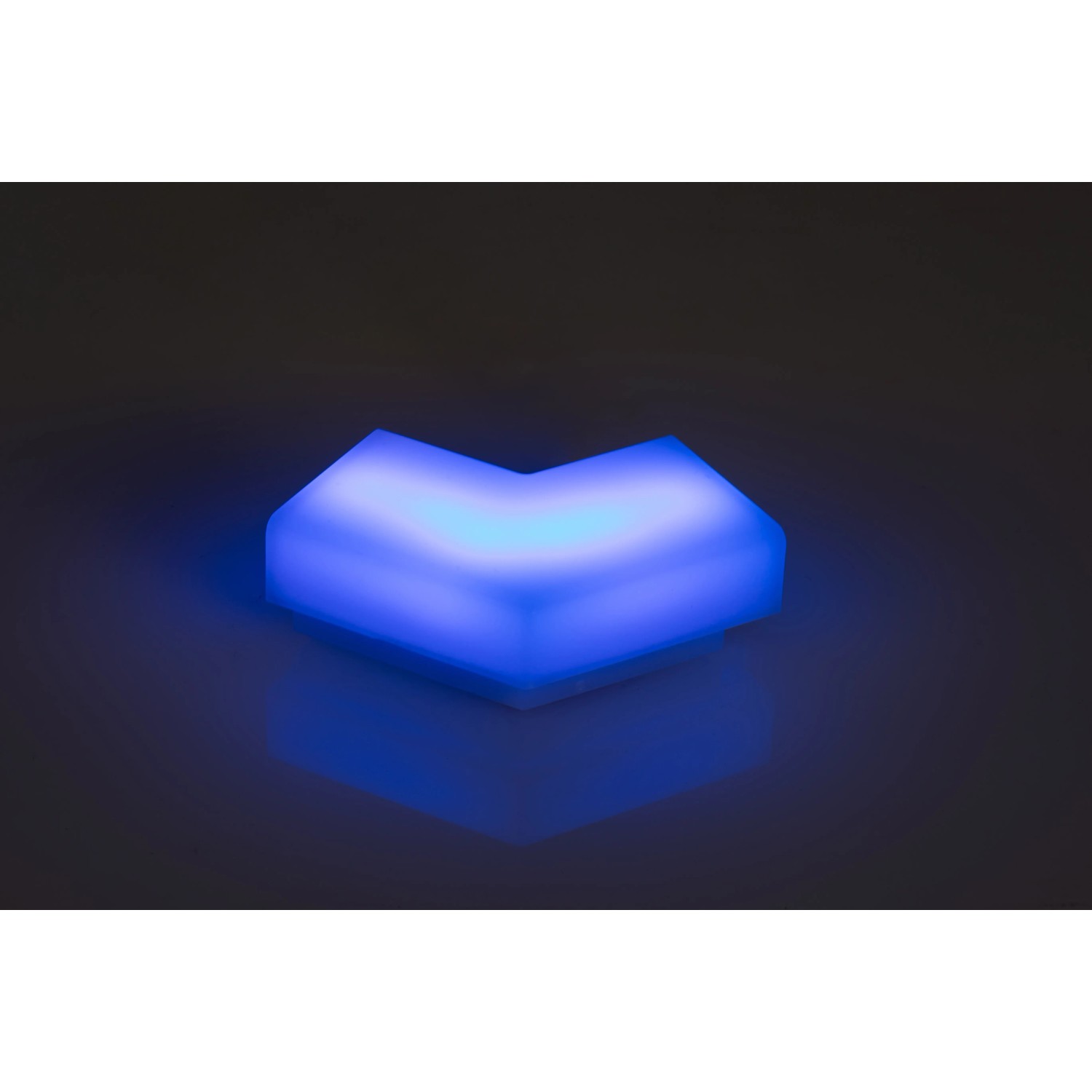 Blauer Trio Lines LED V-Verbinder für ein smartes Lichtsystem.