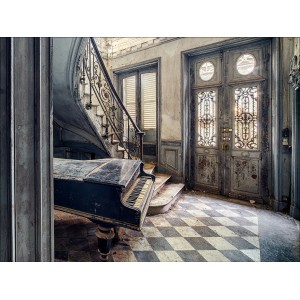 Kunstleinwand Lost House: Verlassenes Haus mit Treppe und Klavier, 57x77cm. Wandbild für Wohnraum.