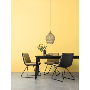 Esszimmer mit Wandfarbe in freundlichem Goldgelb, Esstisch und Stühlen unter einer Hängelampe.