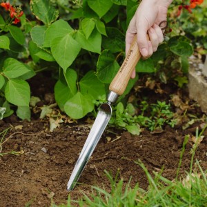 Kent & Stowe Pflanzkelle Schmal im Einsatz: Edelstahl-Kopf, Eschenholz-Griff, zum Pikieren und Umpflanzen.
