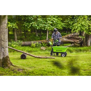 Greenworks Akku-Schubkarre G40GC im Einsatz im Garten. Der Helfer für den Transport von Lasten.