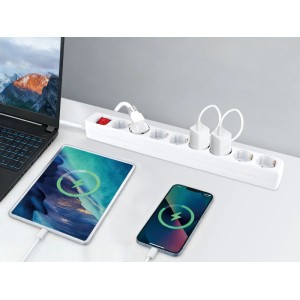 Weiße 8-fach Steckdosenleiste mit beleuchtetem An-/Aus-Schalter, versorgt Laptop, Tablet, Smartphone auf Schreibtisch.