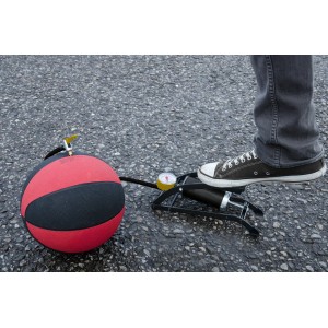 Fußluftpumpe von CMI mit Manometer beim Aufpumpen eines Balls.