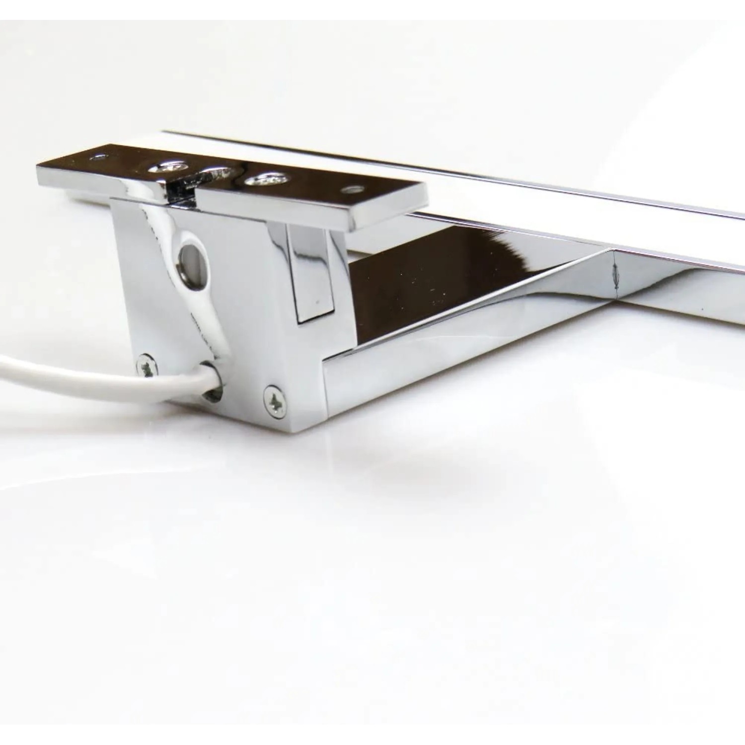 Detailaufnahme: Chromfarbene Aurinko LED Badleuchte, 80cm, mit Kabelanschluss.