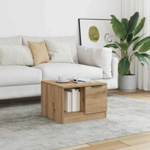Quadratischer Couchtisch Artisan-Eiche aus Holzwerkstoff, 50x50 cm, mit offenem Fach und Tür, im Wohnzimmer vor Sofa.