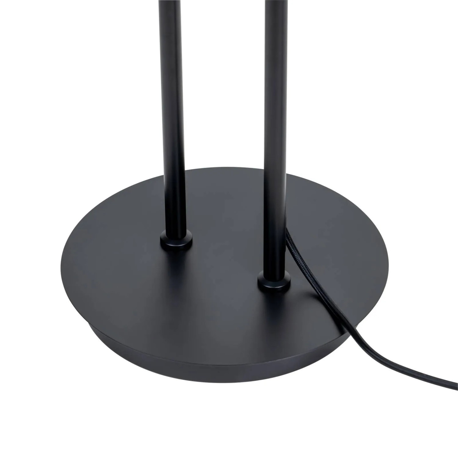 Detailaufnahme der schwarzen Lucande Linnard Stehlampe mit rundem Fuß und Kabel.