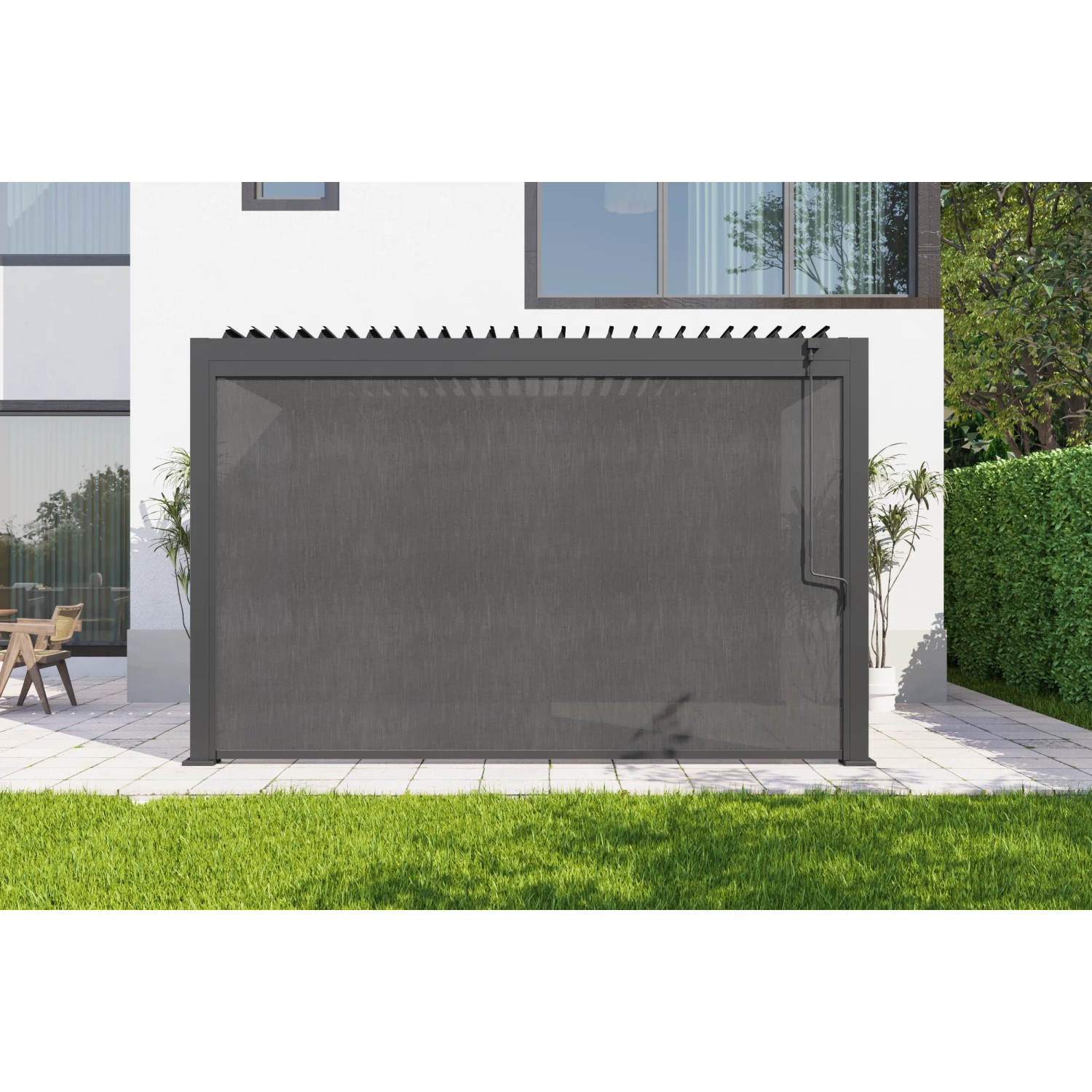 MWH Rolllo CR Series 4m in Anthrazit als Zugvorhang an einer modernen Pergola auf einer Terrasse. Bietet Sonnen- und Windschutz.