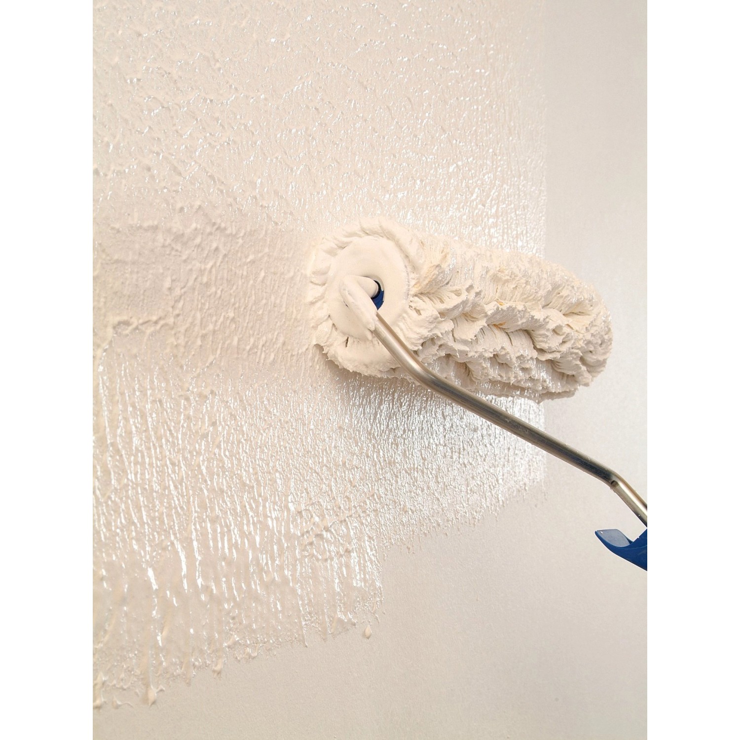 Auftragen von Knauf Easy Putz Schneeweiß mit einer Farbwalze auf eine Wand.