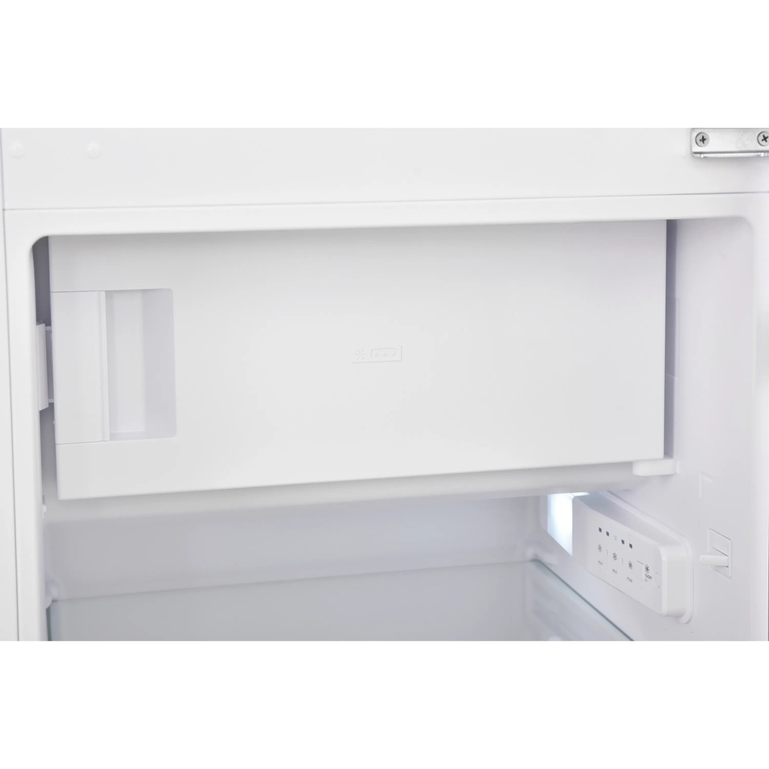 Innenansicht Telefunken Einbaukühlschrank mit Gefrierfach und Temperaturregler.