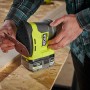 Ryobi Akku-Delta-Vibrationsschleifer RPS18-0 mit Schleifpapier auf Werkbank.