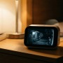 Technaxx Mini-Überwachungskamera-Set TX-389 Monitor auf Nachttisch zeigt Nachtsicht-Videoüberwachung des Gartens.