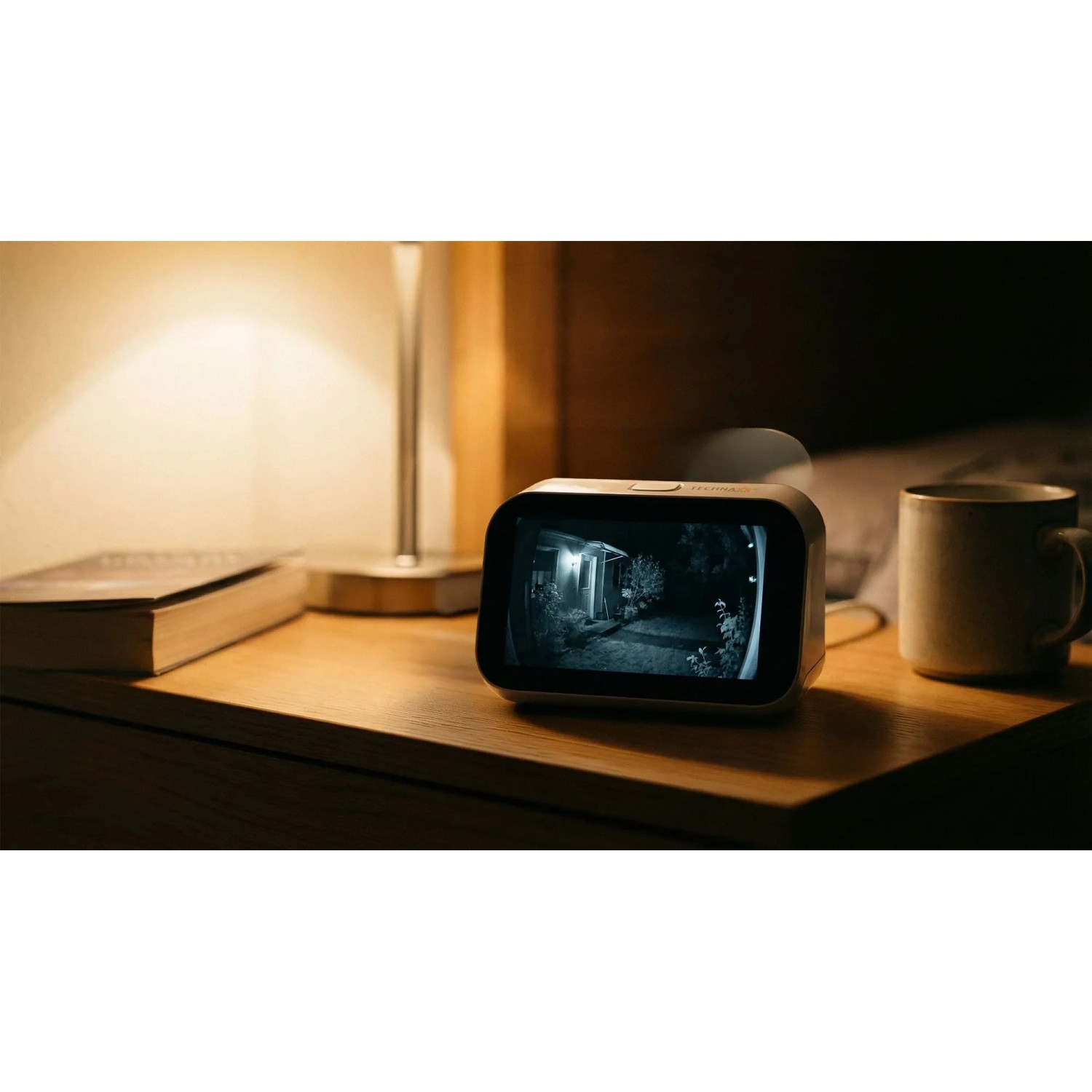 Technaxx Mini-Überwachungskamera-Set TX-389 Monitor auf Nachttisch zeigt Nachtsicht-Videoüberwachung des Gartens.