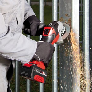 Einhell Akku-Winkelschleifer TE-AG 18/115 Li beim Schleifen von Metall, Funkenflug.