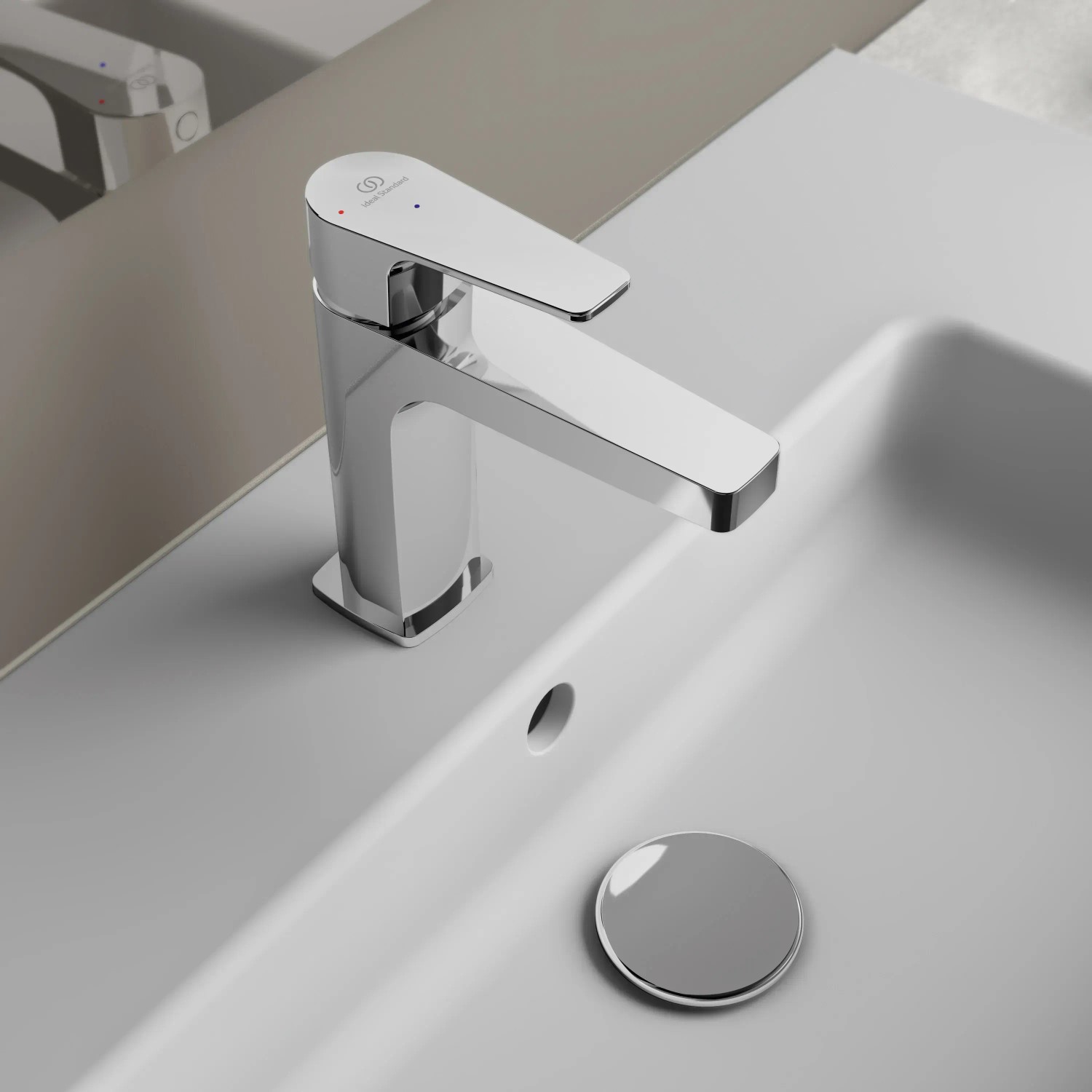 Ideal Standard Cerafine D Waschtischarmatur, Chrom, ohne Ablaufgarnitur auf weißem Waschbecken.
