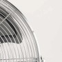 Detailaufnahme: CASAFAN Bodenventilator Windmaschine mit Chromkorb und schwarzen Rotorblättern.