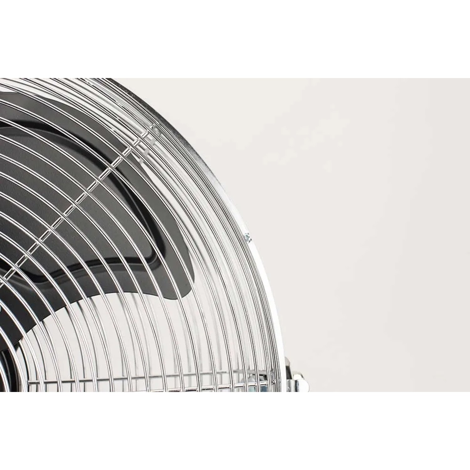 Detailaufnahme: CASAFAN Bodenventilator Windmaschine mit Chromkorb und schwarzen Rotorblättern.