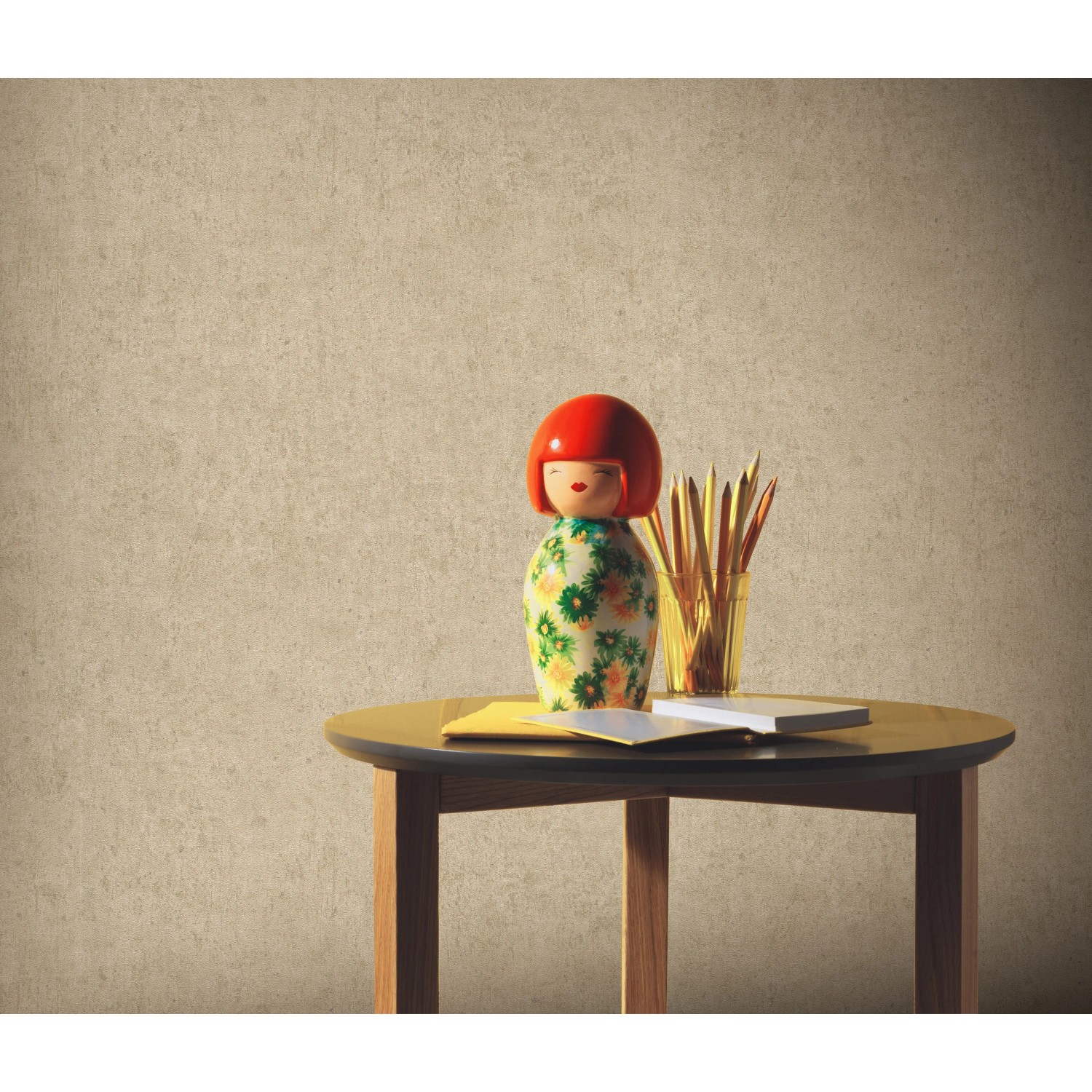 Erismann Vliestapete Play of Light Savanna hellbraun mit Tisch und Dekoration.