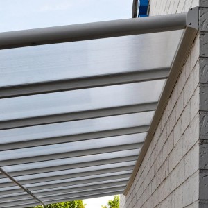 Detailansicht der weißen Home Deluxe Terrassenüberdachung Solis aus Aluminium und Hohlkammerplatten.