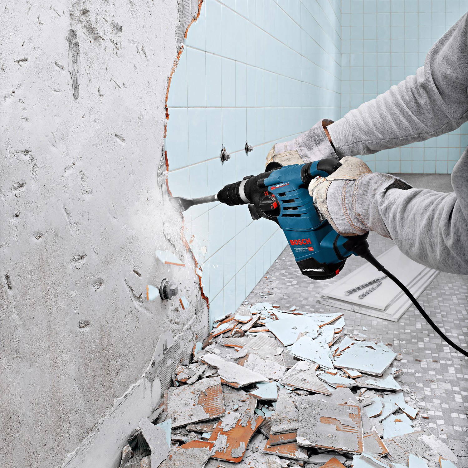 Bosch Professional Bohrhammer GBH 3-28 DFR im Einsatz an einer Wand.