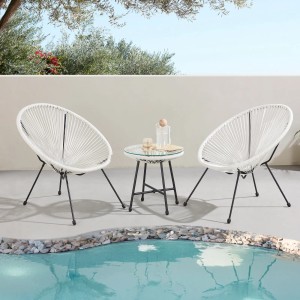 Svita Bali Gartenmöbel Set mit 2 weißen Sesseln und Tisch mit Glasplatte.