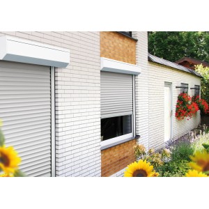 Graues Vorbaurollladen-Komplett-Set (80x100cm) am Haus montiert.