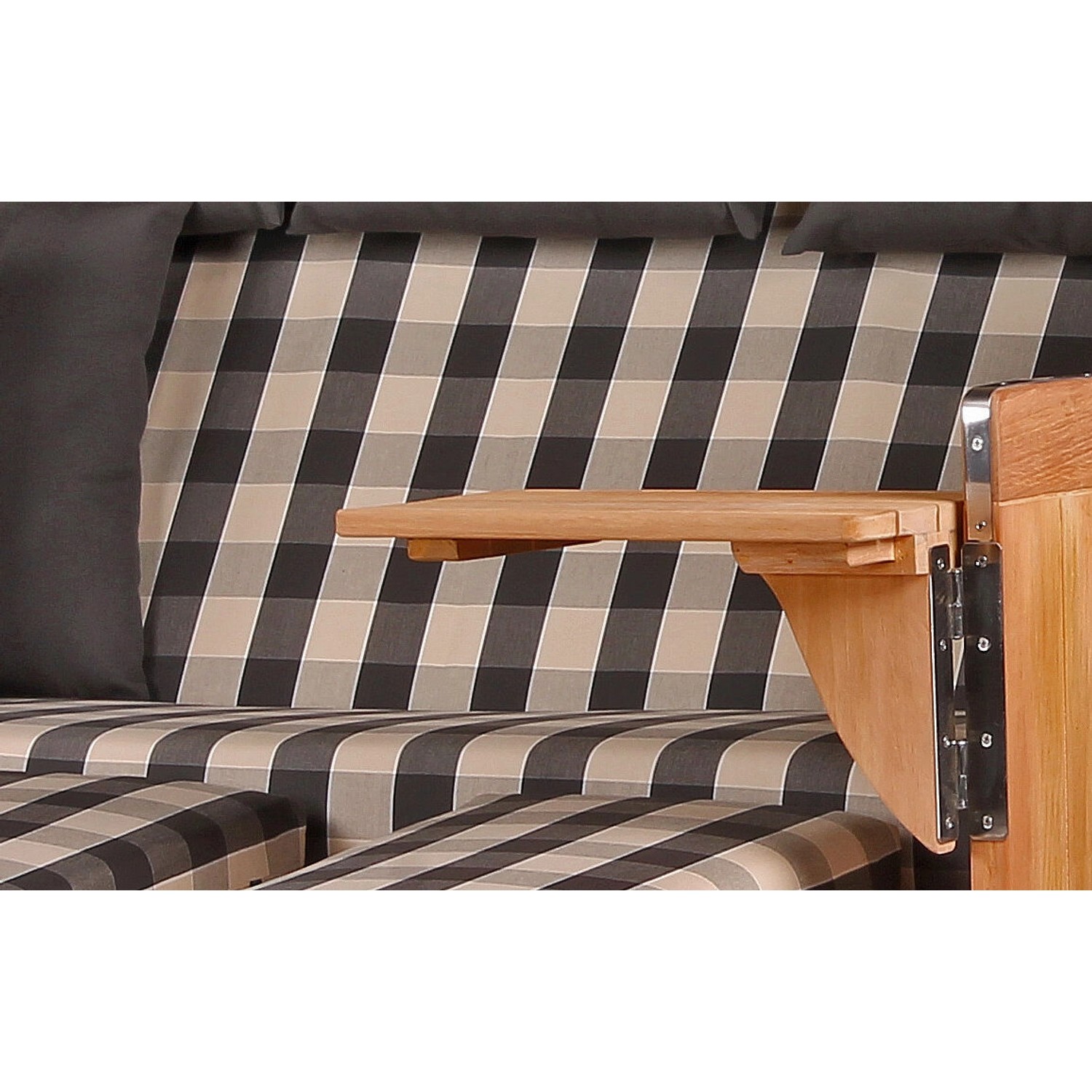 Detailansicht: Teak Strandkorb Königssee mit Bistrotisch, kariertem Bezug und grauem Kissen.