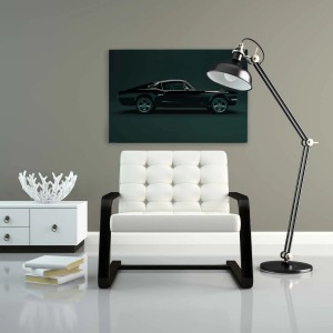 Wandbild mit Oldtimer Mustang auf Leinwand im Wohnzimmer. Dunkelgrünes Auto als Dekoration.