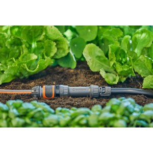 Gardena Hahn-Anschluss für Micro-Drip-System mit 13-mm-Verlegerohr im Beet.