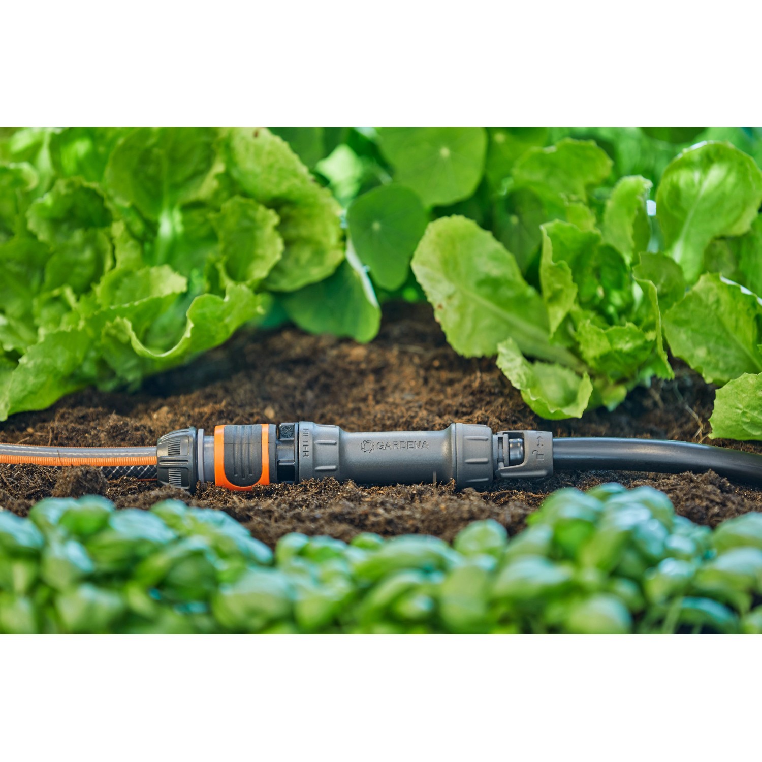 Gardena Hahn-Anschluss für Micro-Drip-System mit 13-mm-Verlegerohr im Beet.