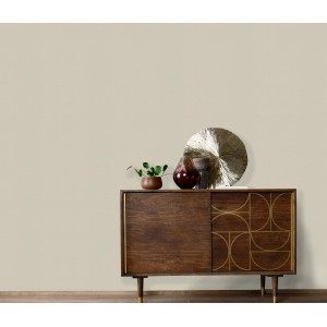 Erismann Vliestapete Elle Decoration 4 Woven Helltaupe an Wand über Sideboard.