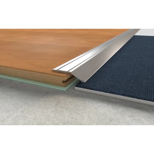 Selbstklebendes Ausgleichsprofil in Silber (1000 mm) zwischen Laminat und Teppich.