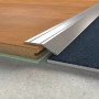Selbstklebendes Ausgleichsprofil in Silber (1000 mm) zwischen Laminat und Teppich.