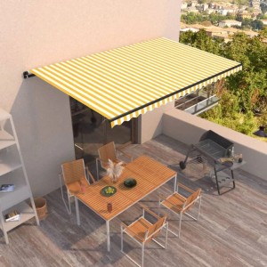 Manuelle Markise 500x300 cm, gelb-weiß gestreift, über einer Terrasse. Ideal als Sonnenschutz für Balkon.