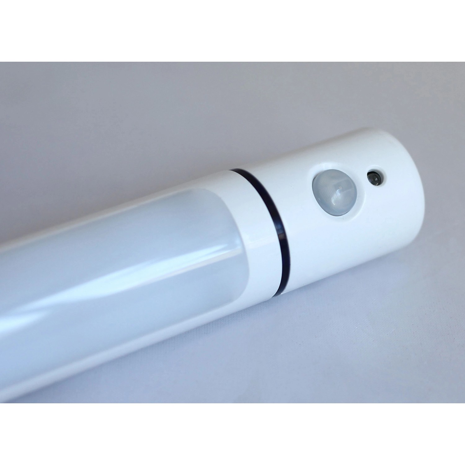 Weiße Müller-Licht LED Unterbauleuchte Falis mit Sensor, Nahaufnahme.